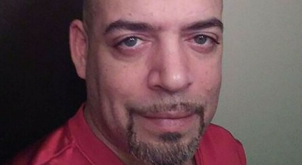 Uccide un afroamericano disarmato in garage, il poliziotto Adam Coy licenziato