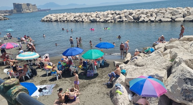 Caldo record a Napoli, i turisti scelgono la Rotonda Diaz per rinfrescarsi