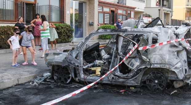 Napoli, due bombe a Ponticelli: auto distrutte, è guerra totale tra clan