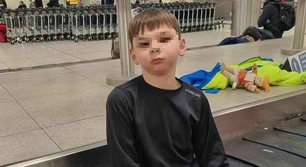 Bimbo di 8 anni perde le gambe per gli abusi dei genitori: costretto ad aspettare 5 ore a terra in aeroporto