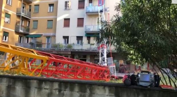 Bologna, crolla una gru su un palazzo: tragedia sfiorata