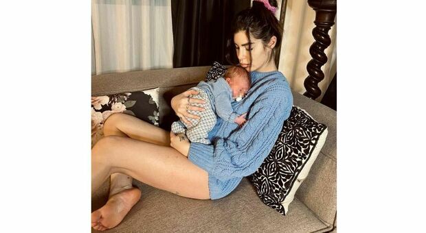 Bianca Atzei incredula: «Noa comincia già a comandare». Il neonato protagonista su Instagram