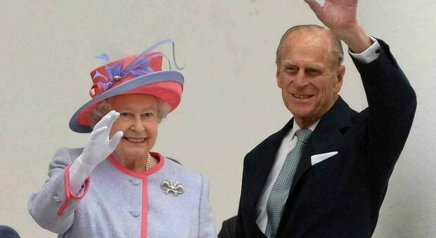 Covid, vaccinati la regina Elisabetta II (94 anni) e il principe Filippo (99). Lo comunica Buckingham Palace