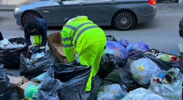 Traditi da documenti personali gettati tra i rifiuti, dieci multe della polizia municipale