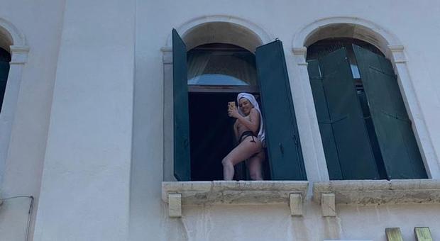 Venezia, il selfie hot della turista in bilico sulla finestra dell'hotel