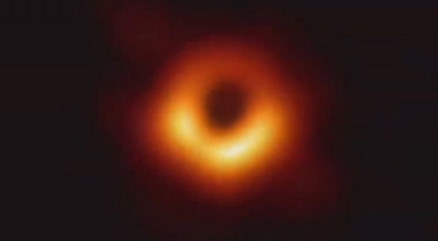 Scattata la prima foto di un buco nero. «È l'immagine del secolo» Diretta tv