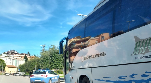 Il bus è pieno e così decidono di bloccarlo: scene di ordinaria follia ad Avellino