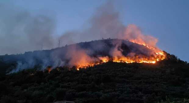 Incendio a Gragnano sui monti Lattari, le fiamme lambiscono le stalle