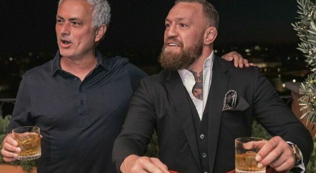 Conor McGregor a cena con Mourinho: in regalo la maglia numero 10 della Roma