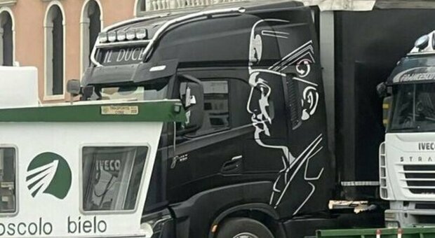 Venezia, camion raffigurante Mussolini appare sulla laguna: scoppia la polemica. «Uno sfregio alla città»