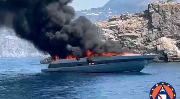 Costiera Amalfitana, yacht in fiamme: droni e protezione civile anti-inquinamento