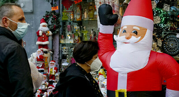 Arezzo, vestito da Babbo Natale per la fidanzata e scambiato per un ladro: arrivano i carabinieri