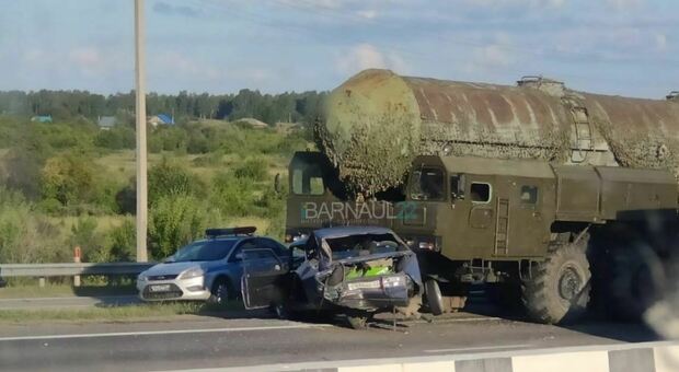Russia, camion per missili balistici intercontinentali si scontra con un'auto. «Si è rischiata la catastrofe»