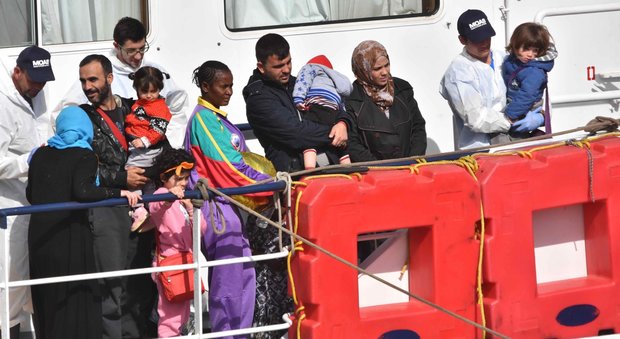 «Polizia libica corrotta, boss e Ong così funziona il traffico di migranti»