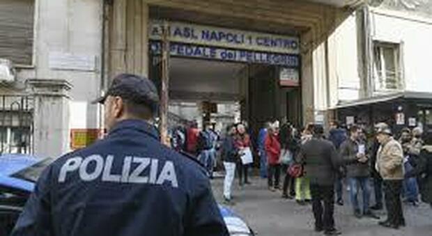 Movida violenta a Napoli, arrestati due minorenni: hanno accoltellato un 17enne dopo una lite
