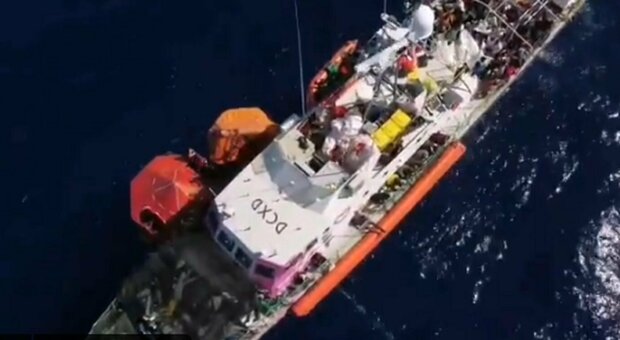 Soccorsi oltre 400 migranti, l'Onu: «Subito un porto sicuro». L'Italia raggiunge la nave di Banksy