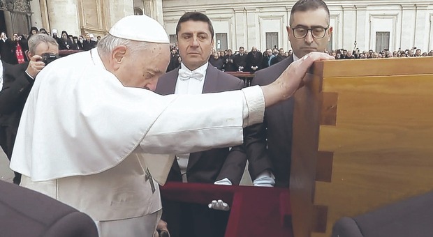 Ratzinger, l'omaggio soft di Bergoglio: «Grati alla sua dedizione»