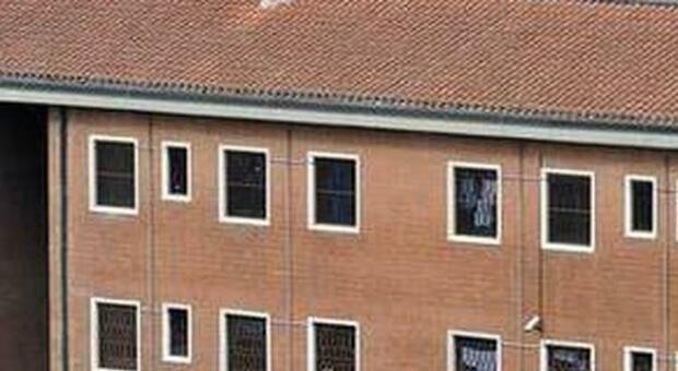 Maxi-rissa tra detenuti nel carcere di Avellino, un ferito e agenti minacciati
