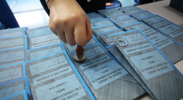 Voto di scambio e camorra, 27 indagati per le elezioni comunali a Napoli del 2016. Coinvolti Lanzotti e Schiano di Visconti
