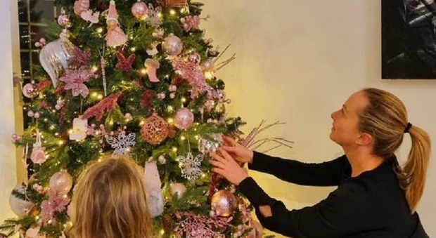 Giorgia Meloni e la figlia Ginevra addobbano l'albero di Natale: «Buona Immacolata a ciascuno di voi»