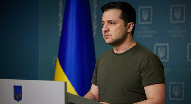 Ucraina, Zelensky parla alla nazione con la tuta mimetica: «Sparano sui civili, è un genocidio»