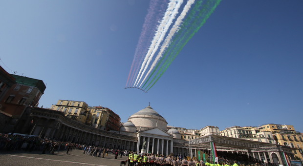 Le Frecce Tricolori a Napoli, in migliaia per onorare gli Alpini nel 150esimo anniversario