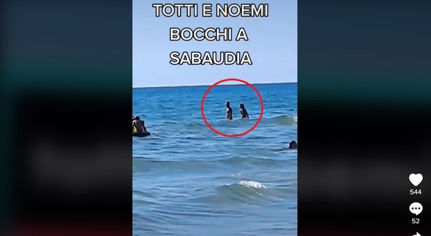 Totti e Noemi Bocchi, bagno insieme a Sabaudia? Il video che impazza su TikTok