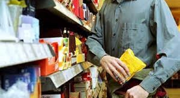 Ladro nel supermercato a Napoli: paga una bottiglia di tè, ma nello zaino ha nascosto altri prodotti