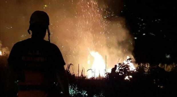 Ischia di nuovo in fiamme: incendio a Barano distrugge macchia mediterranea