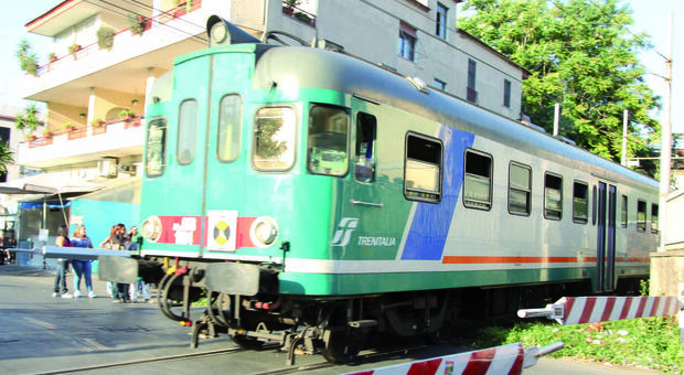 Suicidio sui binari della Circum: treni fermi tra Castellammare e Sorrento
