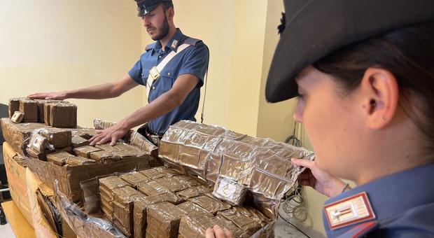 Napoli, arrestato narcos della droga con 231 chili di hashish: valore di mercato 2 milioni di euro