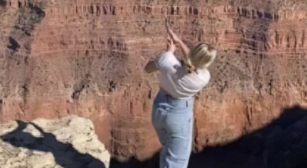 Lancia una mazza da golf nel Grand Canyon e posta il video su TikTok: il gesto dell'influencer indigna il web e lei viene multata