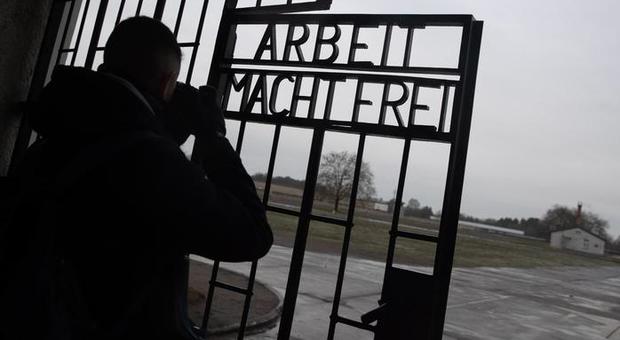 Auschwitz, vietati i selfie nel campo di concentramento: «Sono offensivi per le vittime»