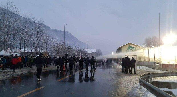 No Tav, attacco al cantiere in Val di Susa, respinti con gli idranti. Pietre e bombe carta, colpito un carabiniere
