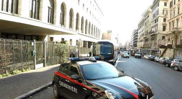 Roma, rapinatore seriale dei bus in Centro: preso il tunisino con il coltello che terrorizzava i passeggeri
