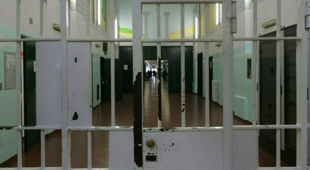 «Il basilico non è fresco»: detenuto massacra di botte agente penitenziario