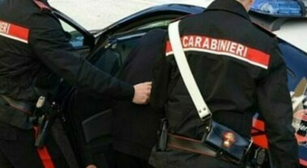 Napoli, minaccia madre e fratello in vivavoce davanti ai carabinieri: arrestato 50enne