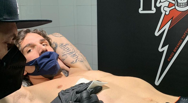 Zaniolo è sempre più napoletano: tatuaggio in città insieme con Chiara Nasti