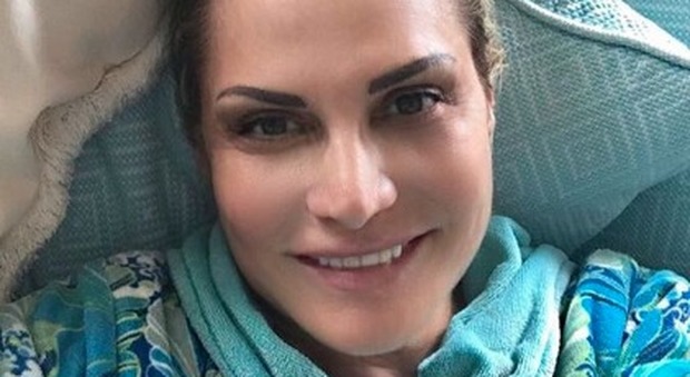 Simona Ventura torna a sorridere, selfie su Instagram dopo lo spavento per Niccolò