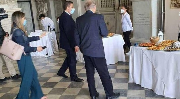 Genova, buffet vietati al ristorante: ma all'inaugurazione si banchetta con le mani. Il sindaco Bucci si scusa