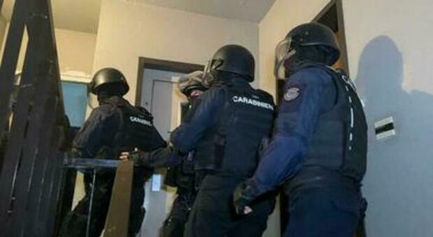 Giugliano in Campania, blitz antidroga dei carabinieri: in manette 37enne incensurata
