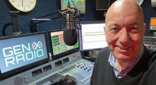 Malore in radio durante la diretta: muore a 58 anni il dj inglese Tim Gough