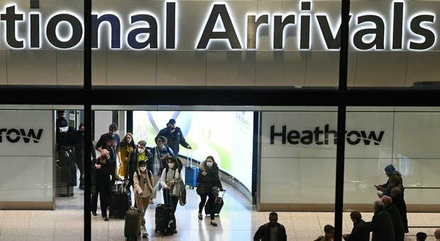 Uranio ritrovato in un pacchetto all'aeroporto di Heathrow, indaga la polizia: «Forse arrivato per errore»