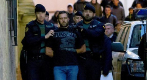 Igor il russo colpisce ancora, ferite cinque guardie in carcere con schegge di ceramica: «Uccidere non costa nulla»