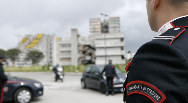 Carabinieri in servizio nei pressi delle Vele a Scampia