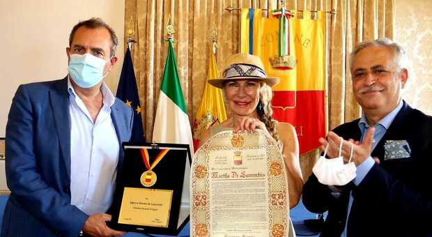 Napoli, pergamena e medaglia per la cittadina onoraria Martha De Laurentiis