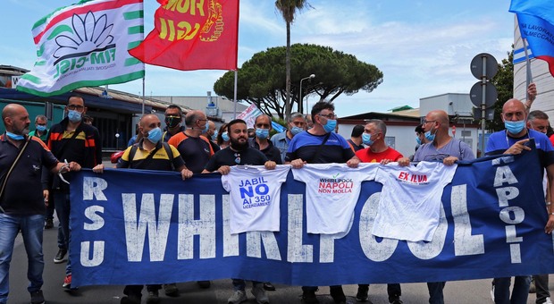 Whirlpool, gli operai consegnano una petizione al prefetto di Napoli