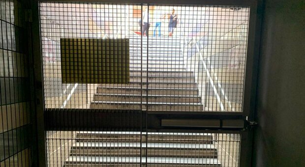 Metro Cornelia, passeggeri intrappolati nella stazione: gli addetti chiudono i cancelli per lo sciopero