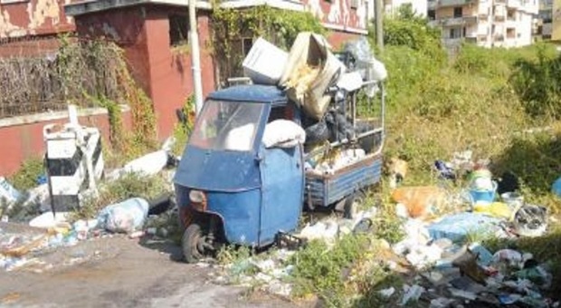 Sant'Antimo, fermato ape car con due quintali di rifiuti