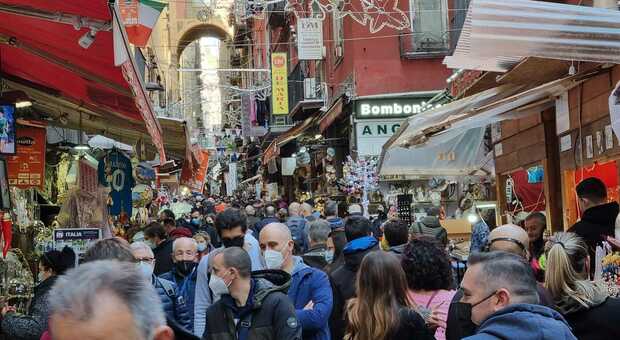 Napoli: caos, assembramenti e cibo in strada prima di Capodanno